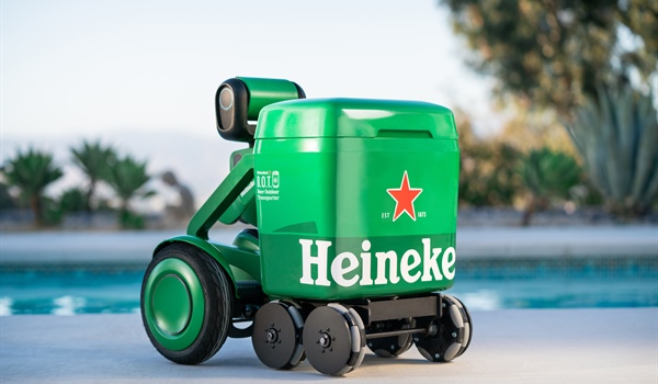 Heineken BOT è il robot che ti segue con la birra fresca